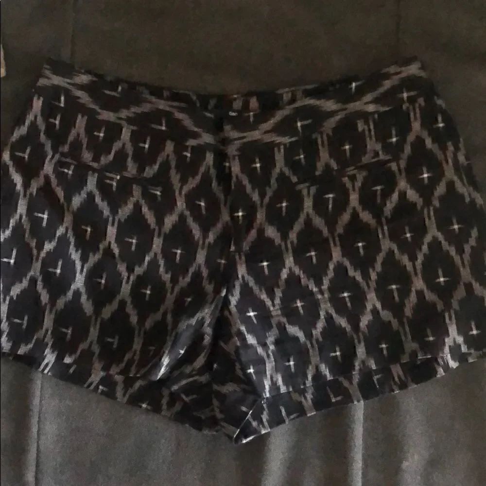 Like NEW Gap Black Shorts - Size 2 - Clasp Close
